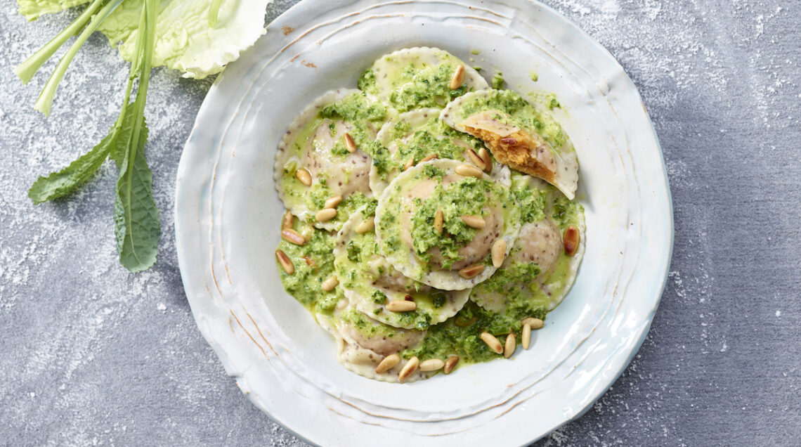 Ravioli di farro e patate dolci con pesto di cavolo