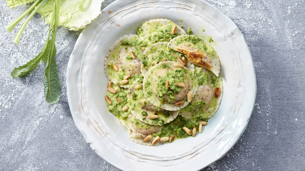 Ravioli di farro e patate dolci con pesto di cavolo