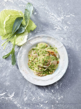 Ravioli di farro e patate dolci con pesto di cavolo