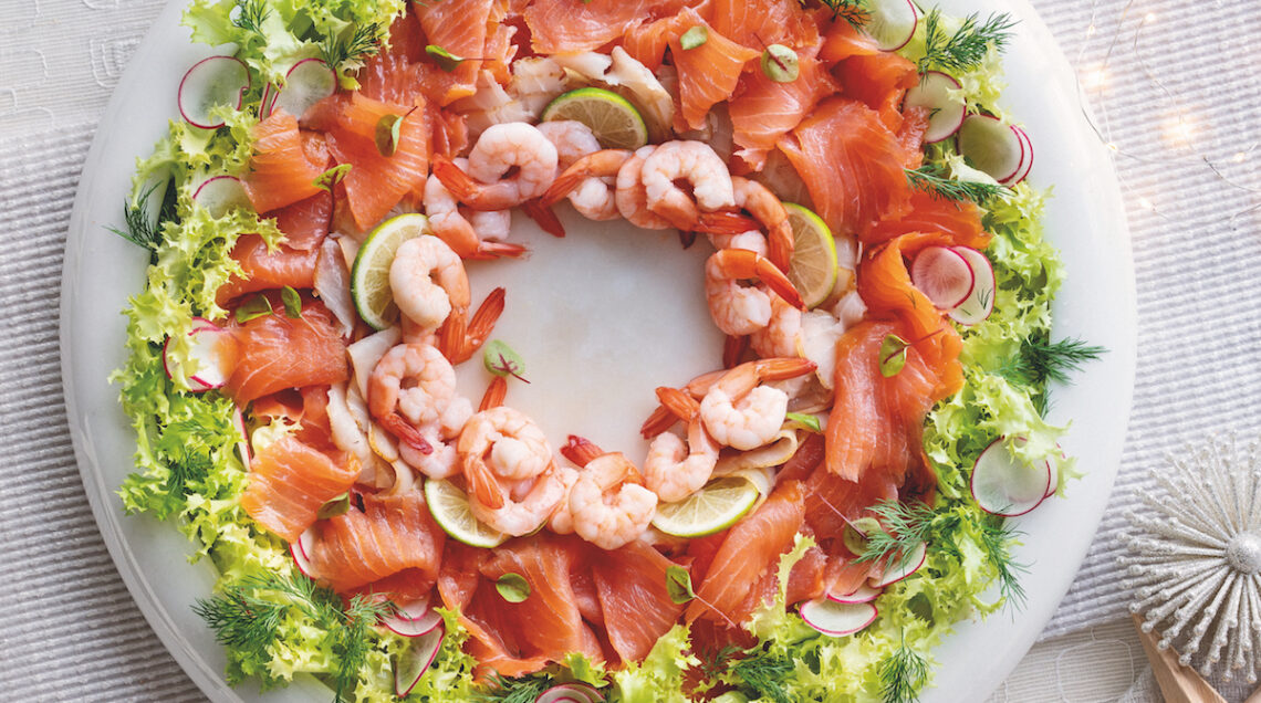 mix di salmone, storione e gamberi con crudité