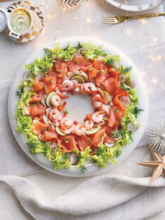 mix di salmone, storione e gamberi con crudité