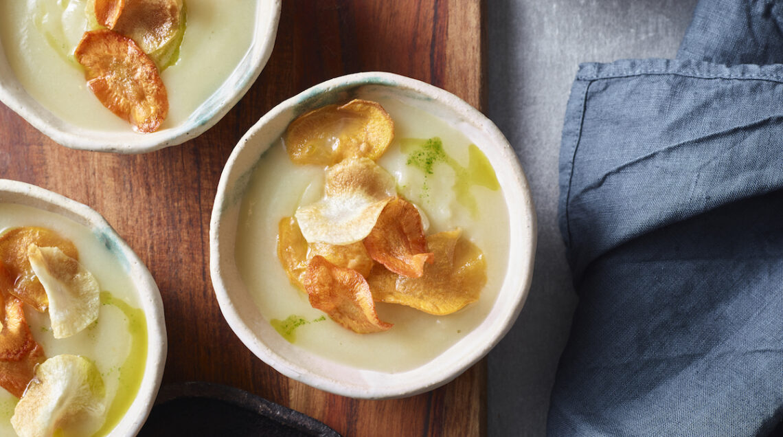 Vellutata di topinambur con chips di verdure e olio al prezzemolo