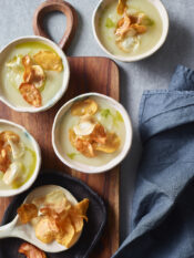 Vellutata di topinambur con chips di verdure e olio al prezzemolo