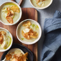 Vellutata di topinambur con chips di verdure e olio al prezzemolo