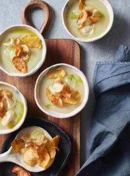 Vellutata di topinambur con chips di verdure e olio al prezzemolo