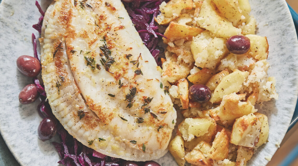 Rombo con cavolo rosso e purè rustico