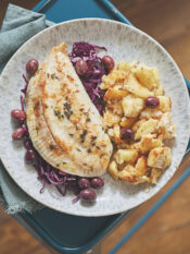 Rombo con cavolo rosso e purè rustico