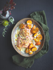 Salmone in salsa bianca con briciole di pan brioche