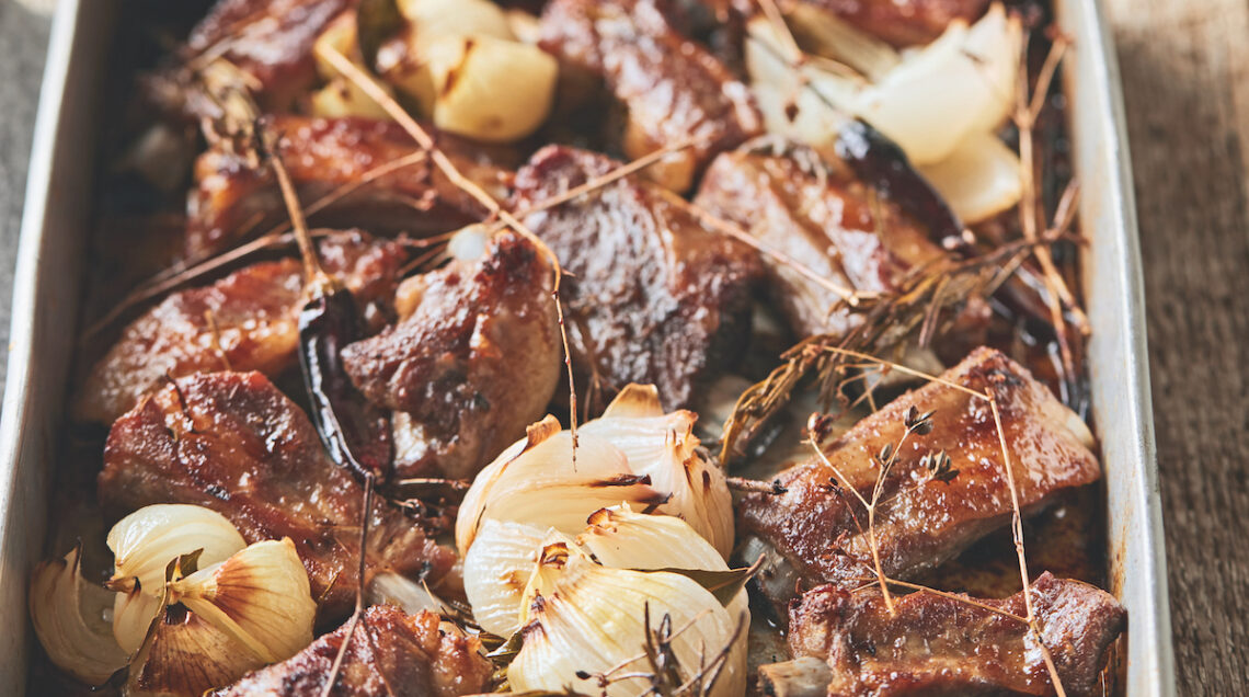 Costine di maiale arrosto con cipolle agrodolci