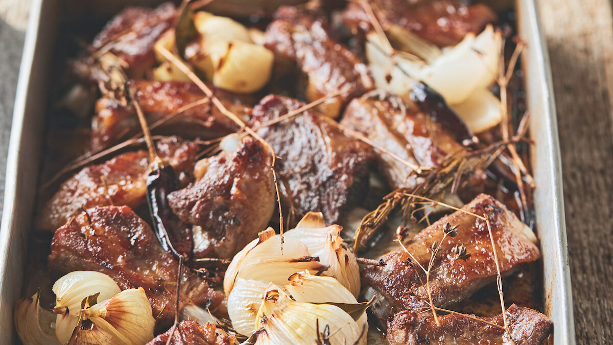 Costine di maiale arrosto con cipolle agrodolci