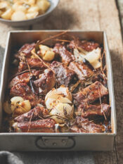 Costine di maiale arrosto con cipolle agrodolci