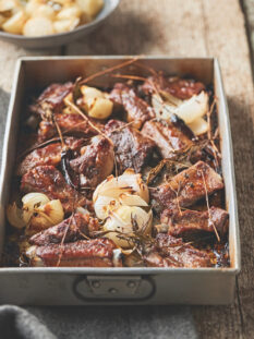 Costine di maiale arrosto con cipolle agrodolci