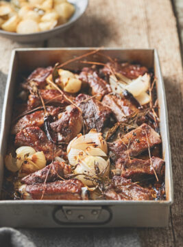 Costine di maiale arrosto con cipolle agrodolci