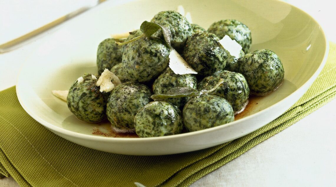 GNUDI CON ERBE DI CAMPO