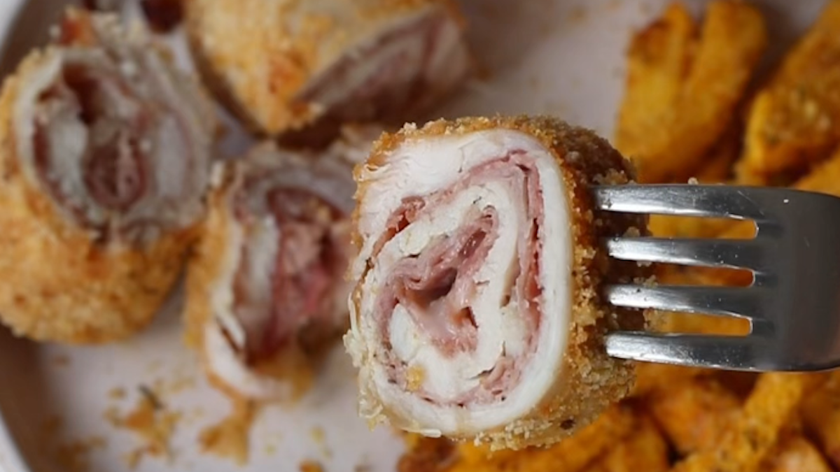 Involtini di tacchino, speck e fontina con chips di zucca in friggitrice ad aria