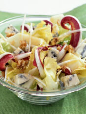 Radicchio, scarola con roquefort e noci