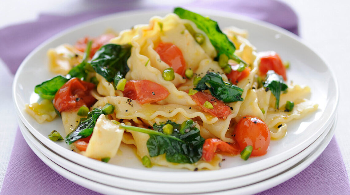 Reginette con pomodorini, spinaci e pistacchi