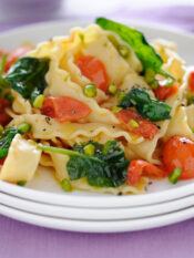 Reginette con pomodorini, spinaci e pistacchi