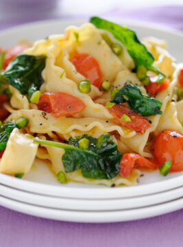 Reginette con pomodorini, spinaci e pistacchi