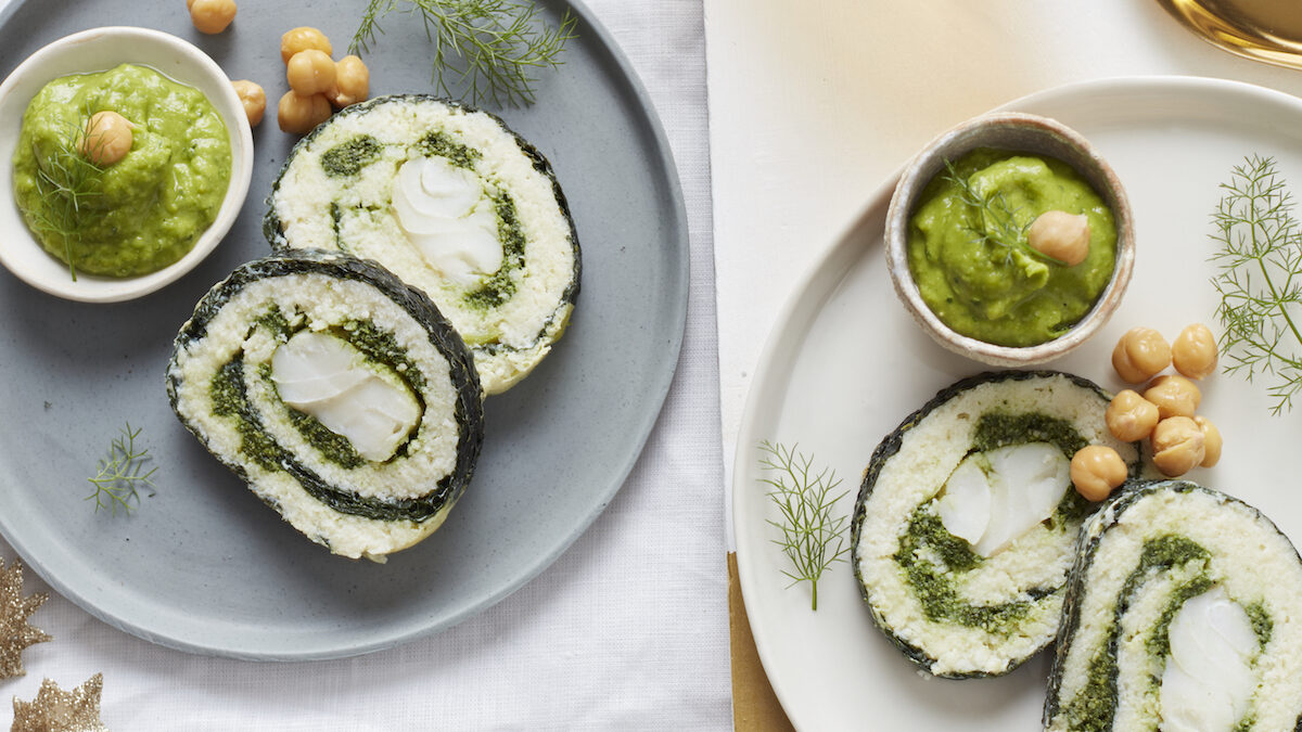 Rotolo di merluzzo, baccalà e cavolo con crema di ceci