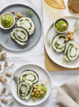 Rotolo di merluzzo, baccalÃ  e cavolo con crema di ceci