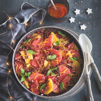 Insalata di agrumi, datteri e melagrana alla cannella