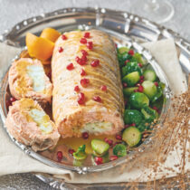 Arrosto di salmone e nasello all'arancia con cavolini alla melagrana