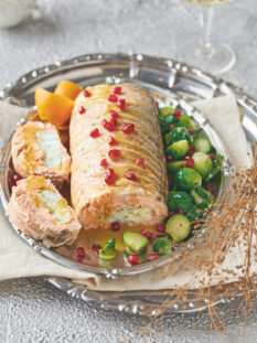 Arrosto di salmone e nasello all'arancia con cavolini alla melagrana