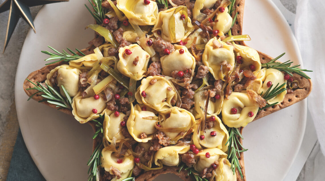 Stella di brisée con tortellini al sugo di salsiccia