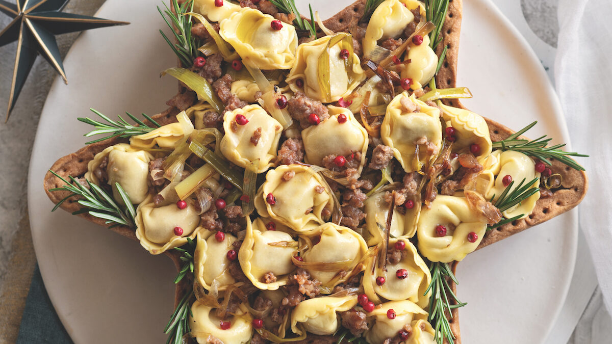 Stella di brisée con tortellini al sugo di salsiccia