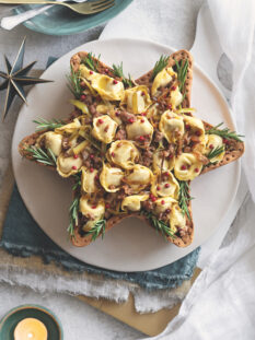 Stella di brisée con tortellini al sugo di salsiccia