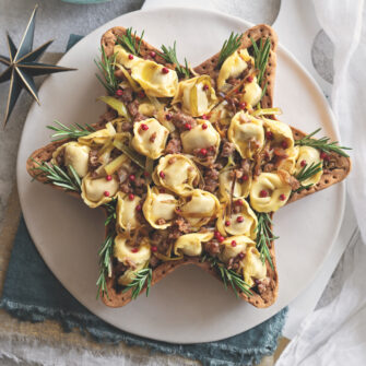 Stella di brisée con tortellini al sugo di salsiccia