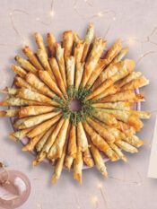 Corona di conetti di pasta fillo ripieni