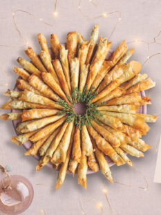 Corona di conetti di pasta fillo ripieni