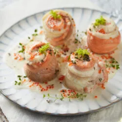 Girandole di trota salmonata e sogliola con uova di trota