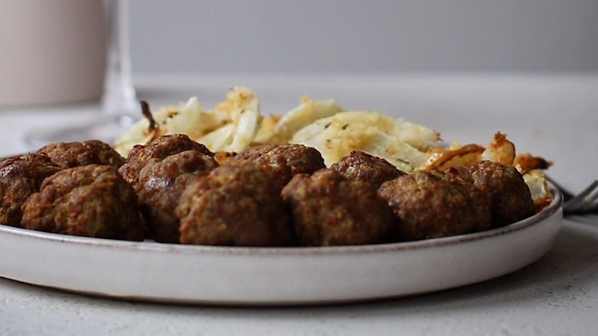 Polpette speziate con finocchi gratinati in friggitrice ad aria