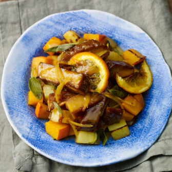 Seitan agli agrumi con patate e zucca alla salvia