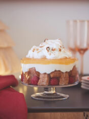 Coppa di pandoro con lemon curd e meringa