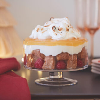 Coppa di pandoro con lemon curd e meringa