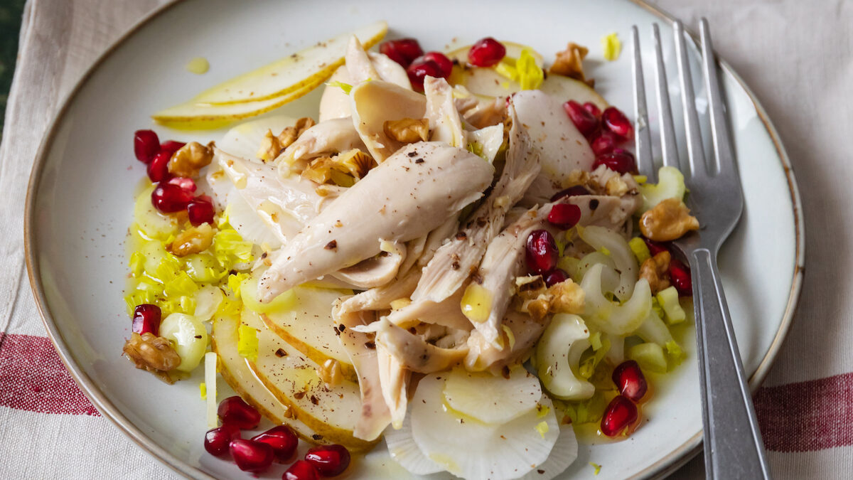 Insalata di cappone con topinambur, sedano e melagrana