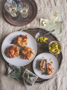 Cotechino in crosta con funghi ed erbette