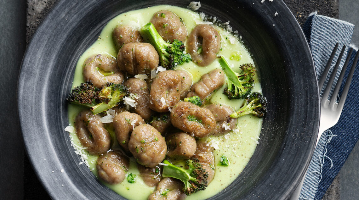 Gnocchi di pane con broccoli arrostiti e crema di broccoli