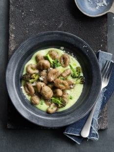 Gnocchi di pane con broccoli arrostiti e crema di broccoli