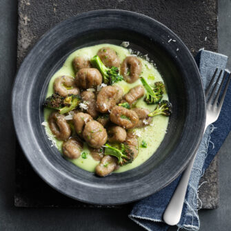 Gnocchi di pane con broccoli arrostiti e crema di broccoli