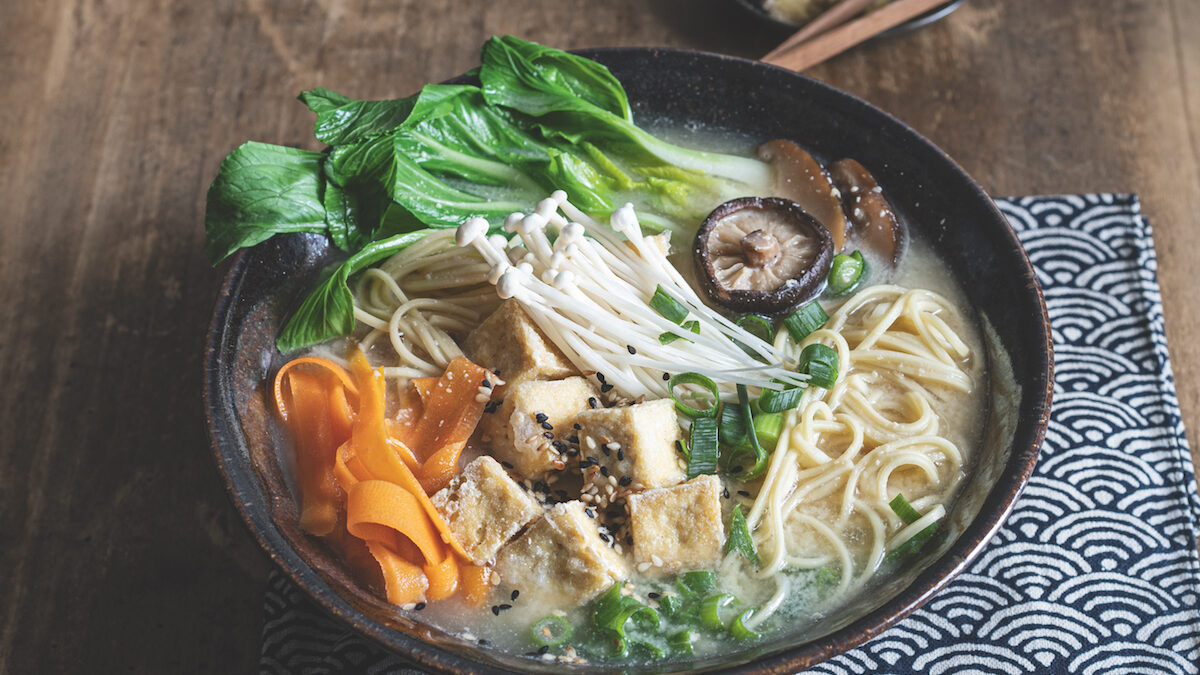 Ramen vegetariano al tofu e cavolo bok choi