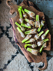 Bastoncini di sedano con miele, nocciole e lardo