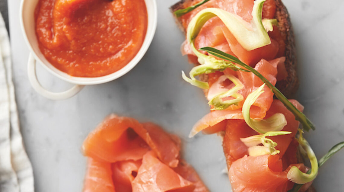 Salmone affumicato con pan brioche, chutney di zucca e puntarelle