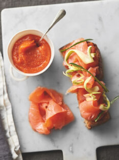 Salmone affumicato con pan brioche, chutney di zucca e puntarelle