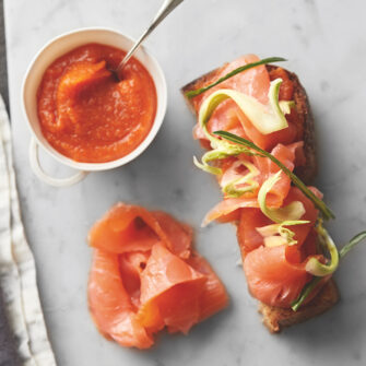 Salmone affumicato con pan brioche, chutney di zucca e puntarelle