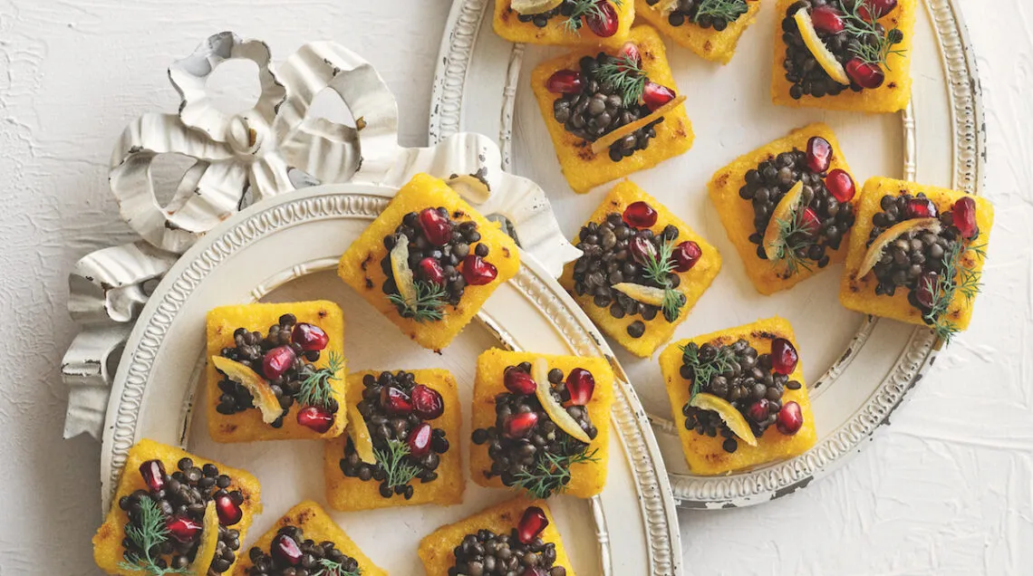 Canapè di polenta con lenticchie beluga e limoni canditi
